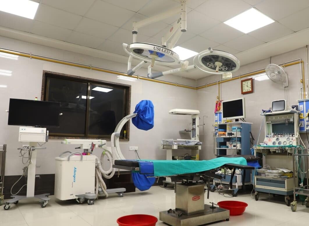 Surgeon performing minimally invasive GI surgery at Saanvi Health Care, Gorakhpur. This ensures precision and faster recovery.