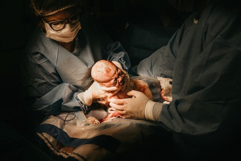 Expecting mothers receiving expert pregnancy and maternity care at Saanvi Health Care, Gorakhpur’s trusted hospital for women’s health.